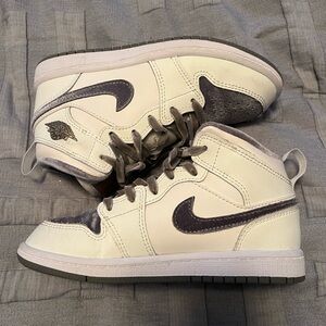Girls Jordan 1 Mid SE "Sail/Flat Pewter/Metallic Gold" Velvet